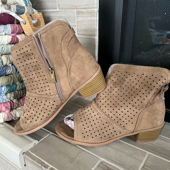 Catherine’s peep toe zip booties size 11w - Picture 2 of 5